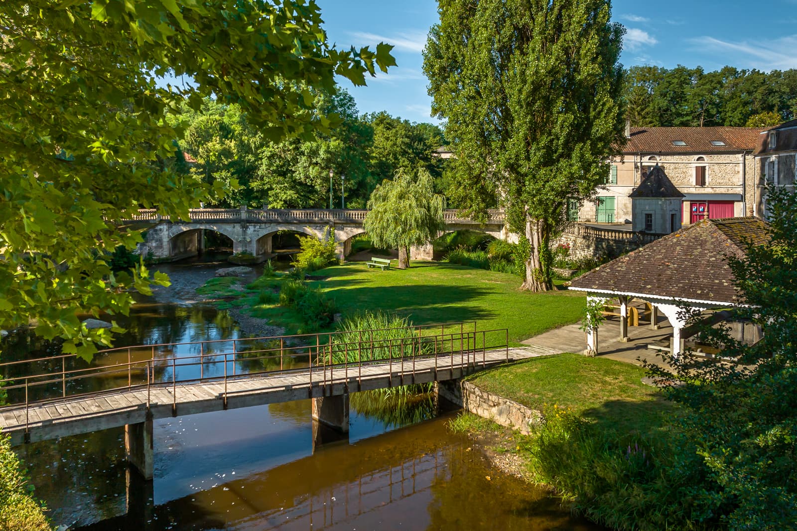 Javerlhac au bord de la rivière