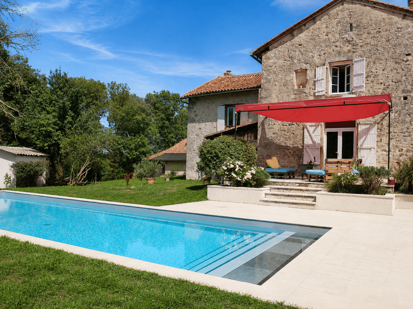 Piscine chauffée et maison en pierre de L’Instant Suspendu