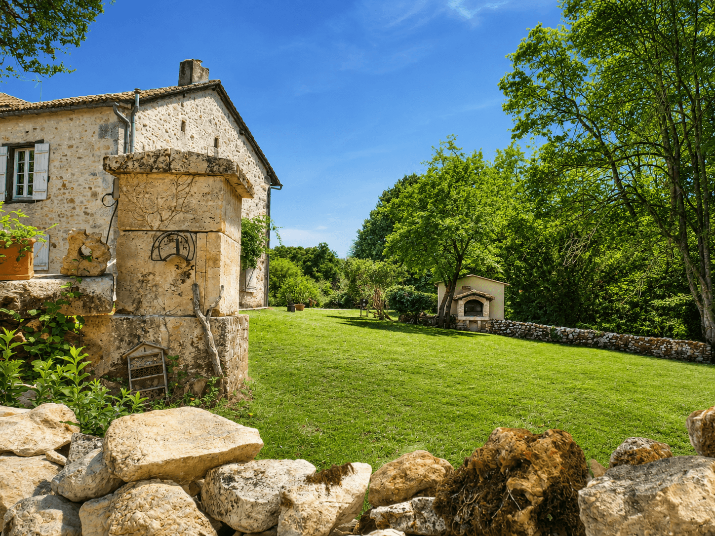 Jardin arboré, ancien four et maison en pierre