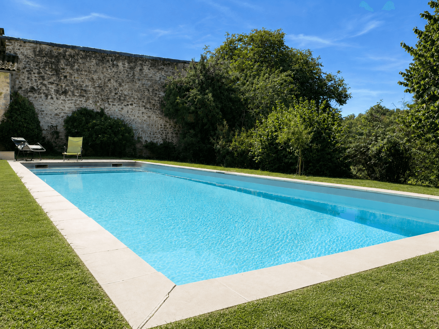 Vue de la longueur de la piscine chauffée