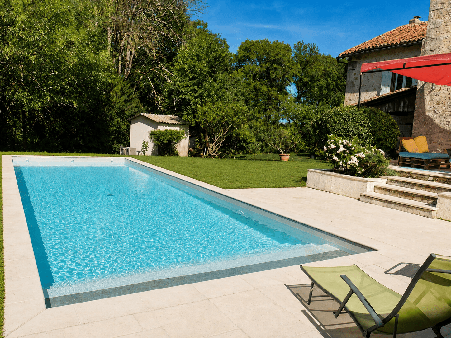La piscine chauffée avec terrasse et jardin