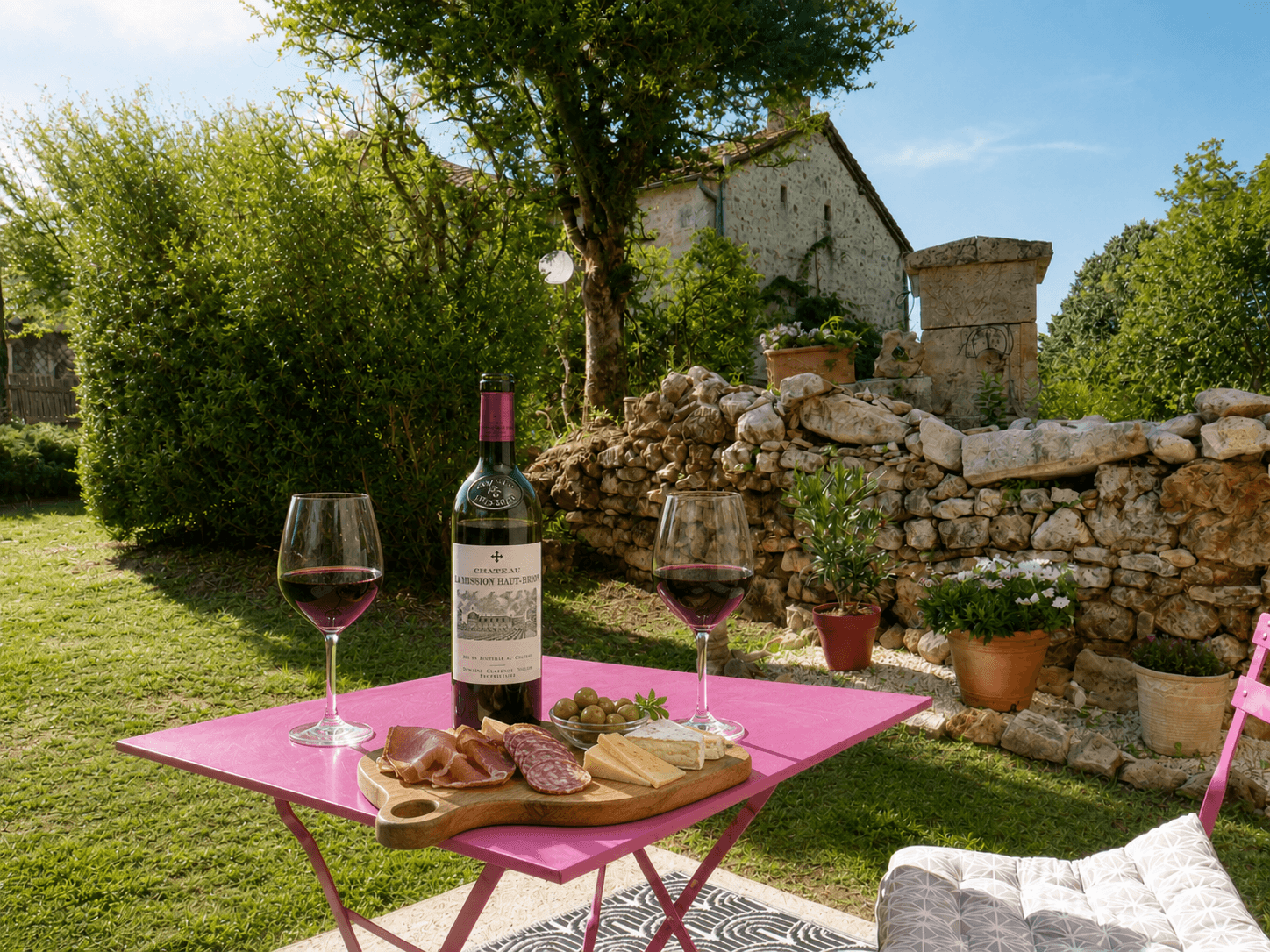 Apéritif sur la terrasse dédiée au gîte