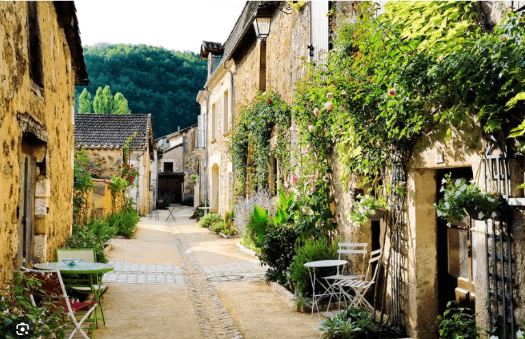 Ruelle fleurie d’un village du Périgord Vert